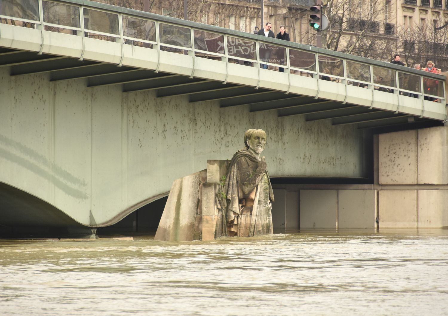 La Senna in piena minaccia i ponti di Parigi. E&#39; a 5,82 metri