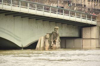 La Senna in piena minaccia i ponti di Parigi. E&#39; a 5,82 metri