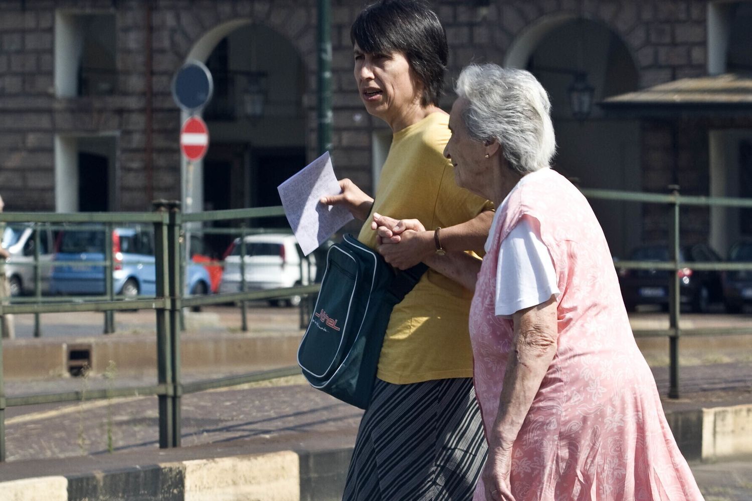 &nbsp;Una badante con la sua assistita