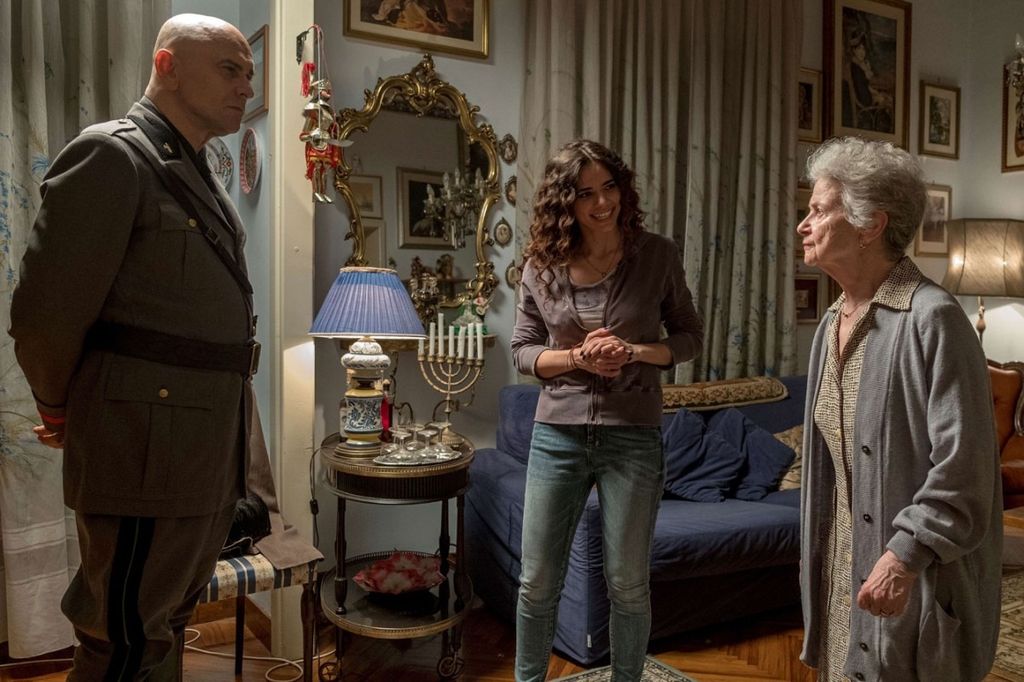 Massimo Popolizio, Eleonora Belcamino e Ariella Reggio in una scena di 'Sono tornato' di Luca Miniero