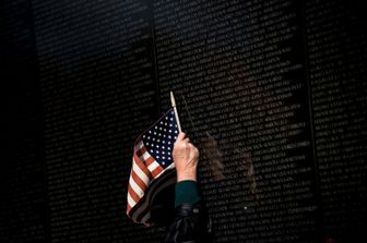 Al memoriale Usa per il Vietnam &egrave; vietato deporre le ceneri