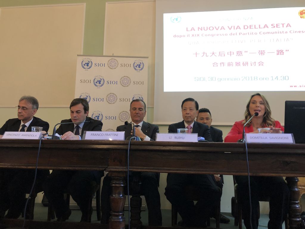 Franco Frattini (Presidente della SIOI), Vincenzo Amendola (Sottosegretario agli Affari Esteri e alla Cooperazione Internazionale), Li Ruiyu (Ambasciatore della Repubblica Popolare Cinese), Ettore Sequi (Ambasciatore d&rsquo;Italia presso la Repubblica Popolare Cinese), Domitilla Savignoni (giornalista e Conduttrice del TG5), al convegno La Nuova Via della Seta dopo il XIX congresso del Partito comunista cinese - Quali prospettive per l&rsquo;Italia