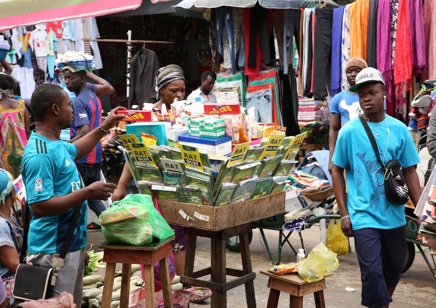 Le bancarelle di Libreville, terreno di spaccio del kobolo (AFP)