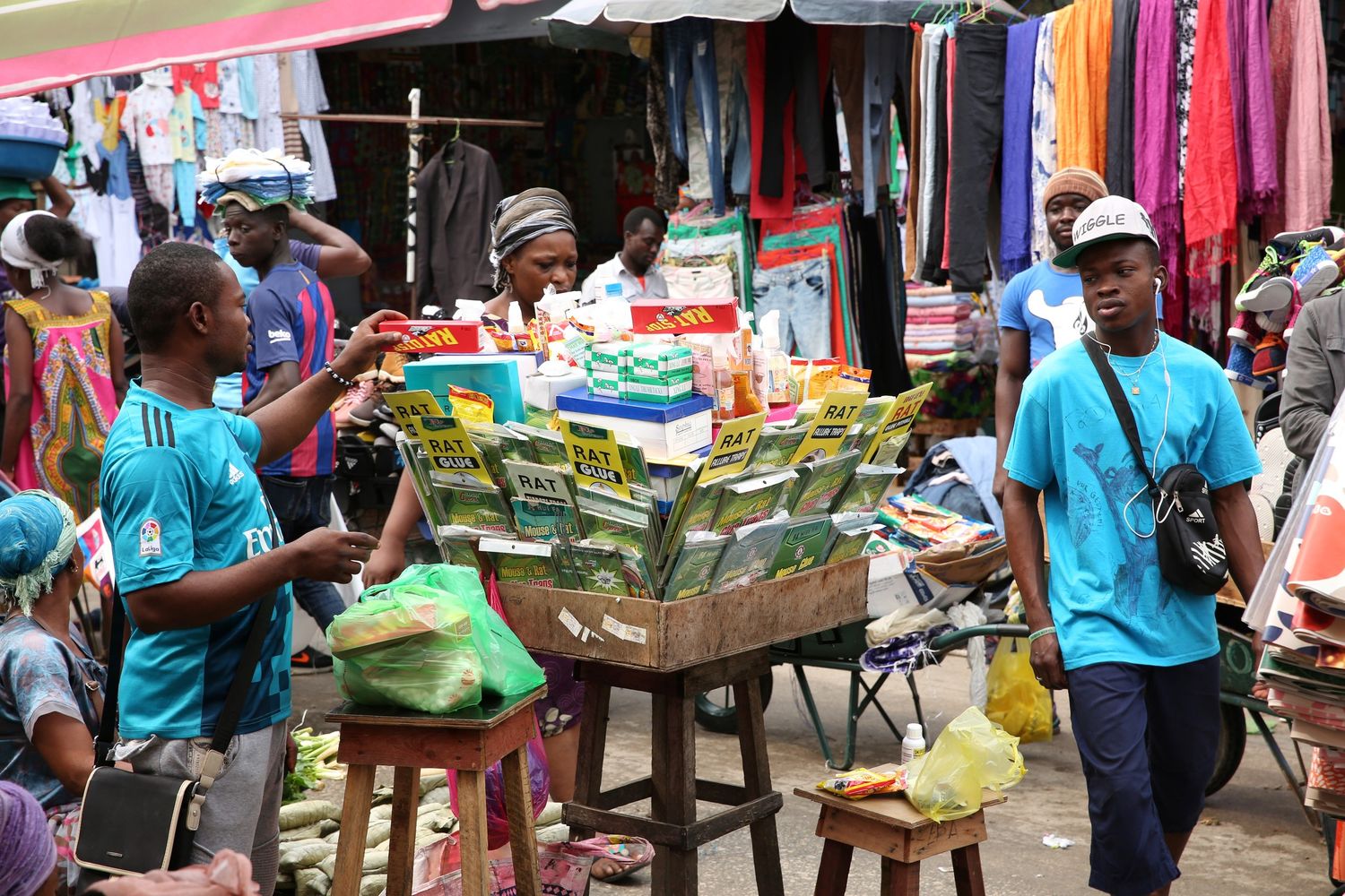Le bancarelle di Libreville, terreno di spaccio del kobolo (AFP)