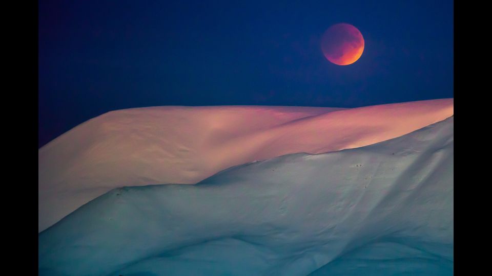 La super Luna rossa e blu vista nel cielo della Norvegia