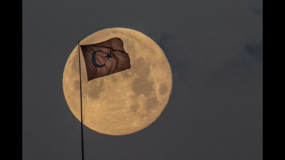 &nbsp;La Super Luna rossa e blu vista dalla Turchia