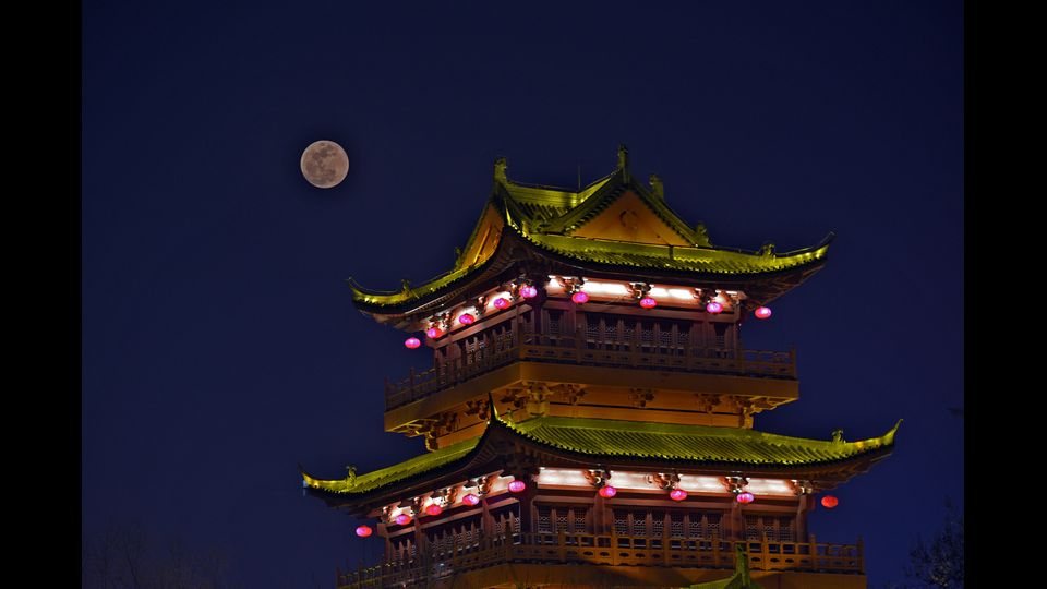 &nbsp;La super Luna rossa e blu&nbsp;a Huaian, in Cina