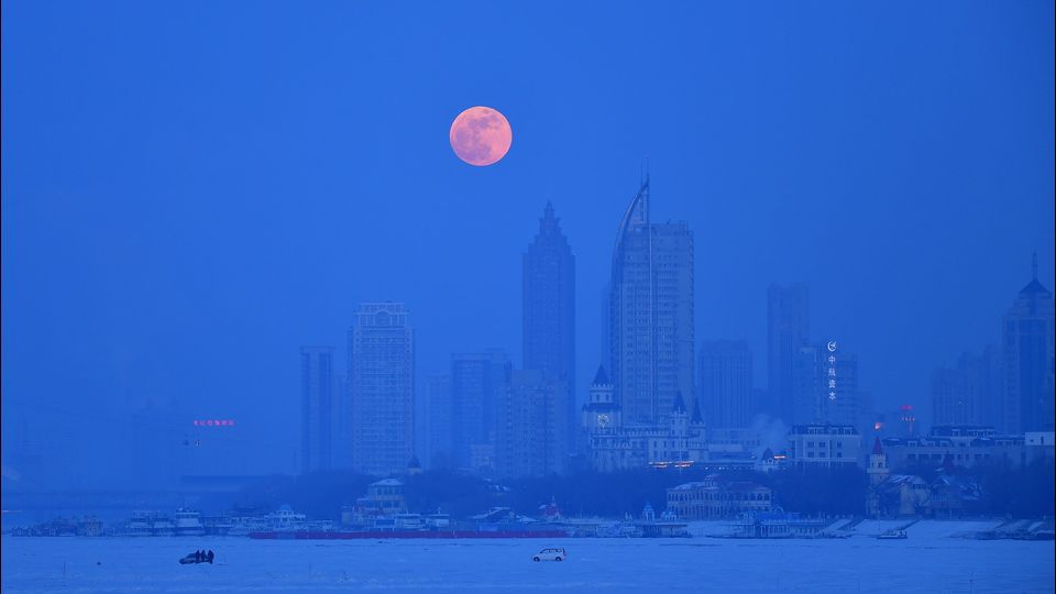 La super Luna rossa e blu nella provincia di Harbin nel nord est della Cina