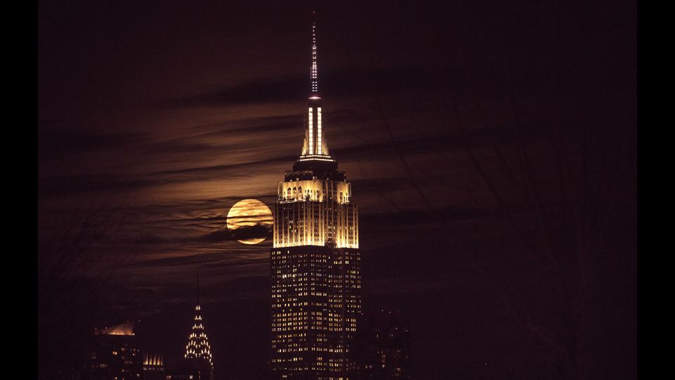 &nbsp;La super Luna rossa e blu vista nel cielo di New York