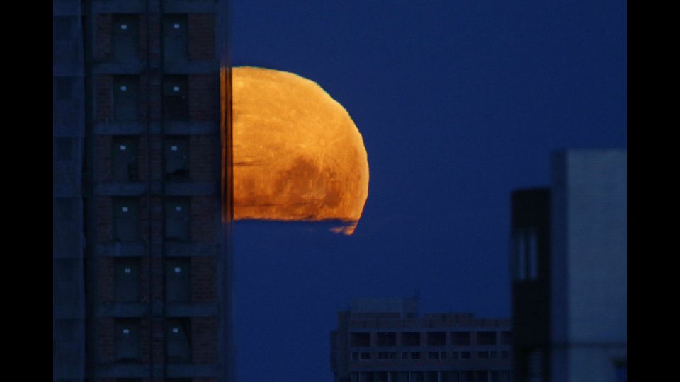 La Super Luna nel cielo della citt&agrave; di Ribeirao Preto, in Brasile