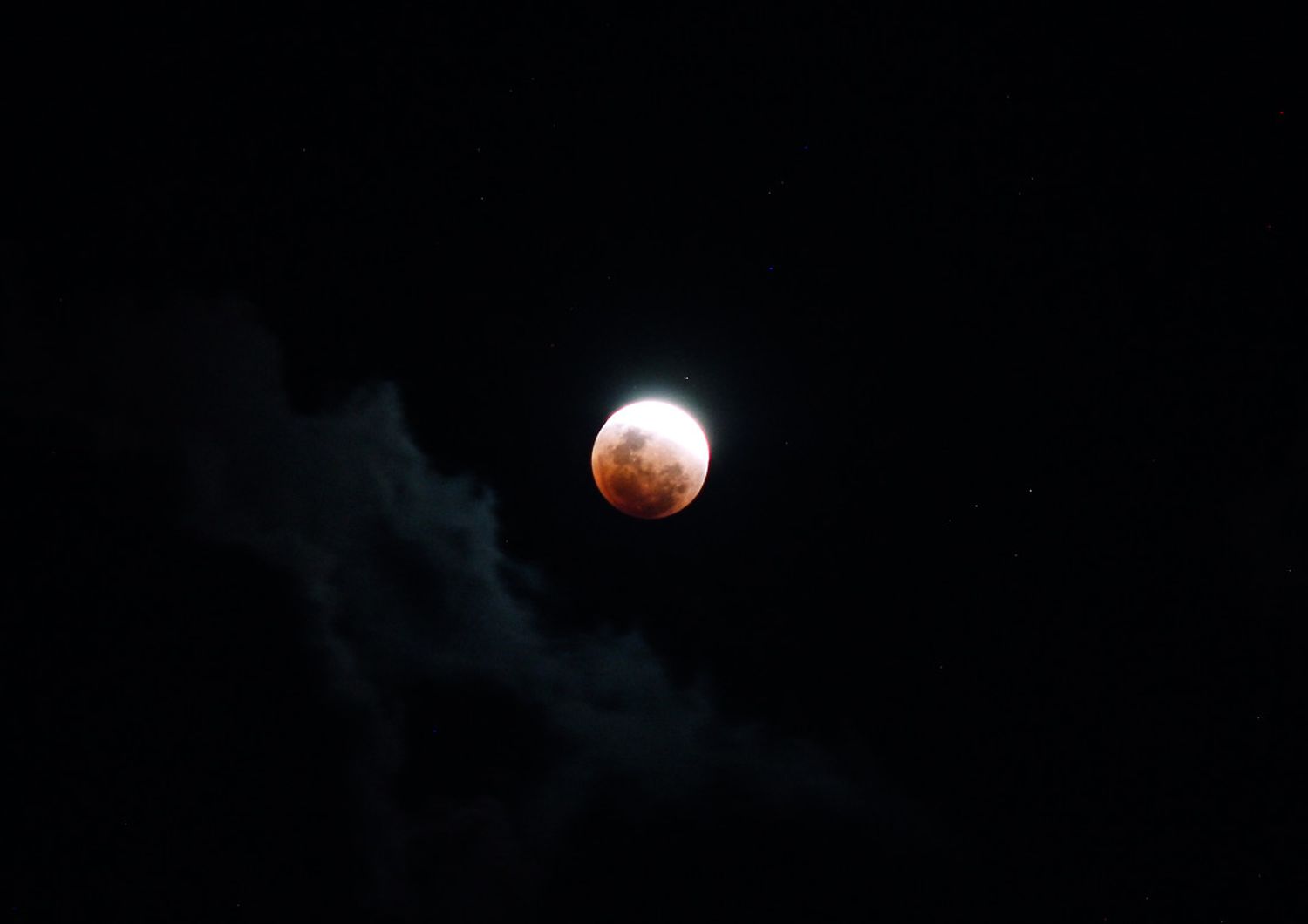 La Super Luna nei cieli dell'Indonesia