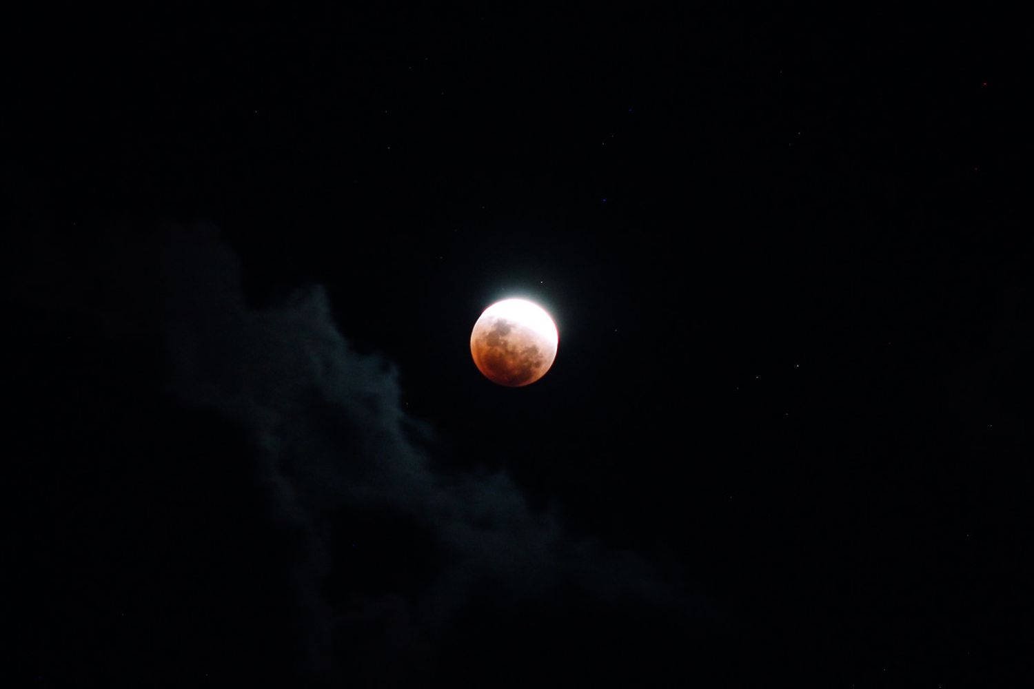 La Super Luna nei cieli dell'Indonesia