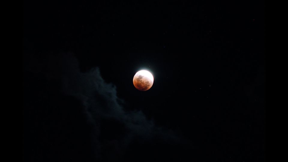La Super Luna nei cieli dell'Indonesia