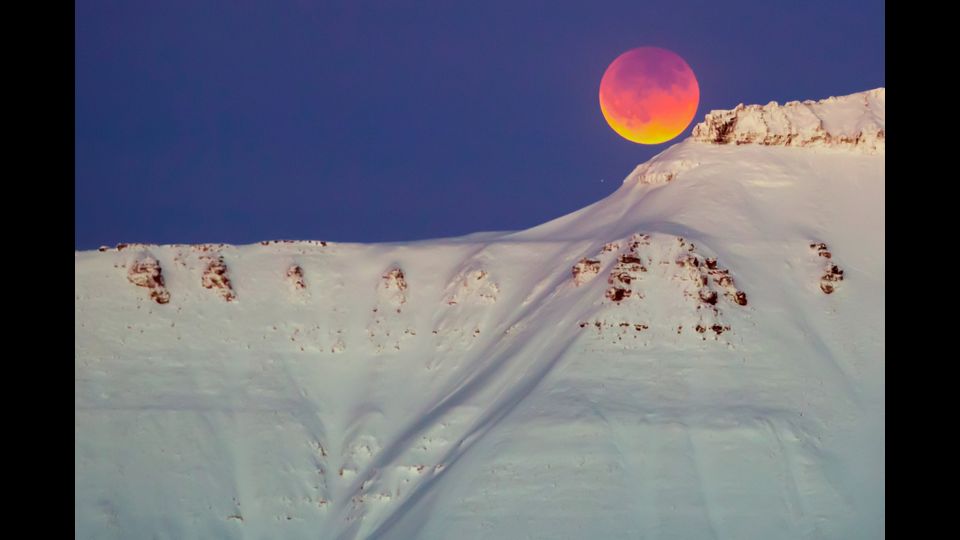 La super Luna rossa e blu vista nel cielo della Norvegia