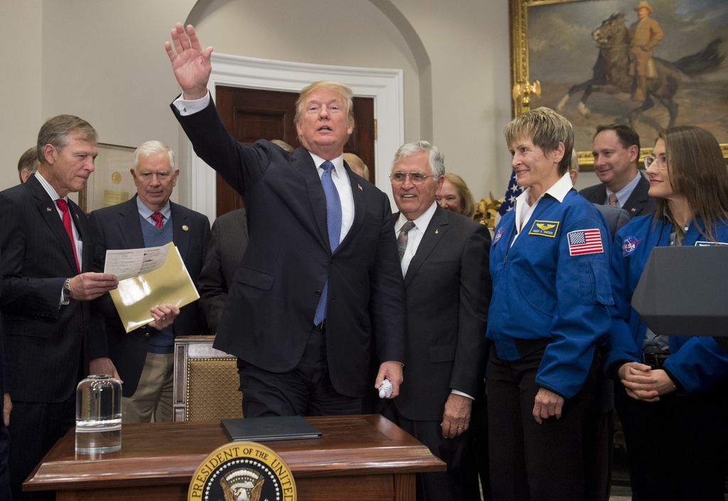 &nbsp;Il presidente Donald Trump con astronauti e dirigenti della Nasa alla Casa Bianca nel dicembre 2017.