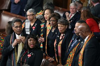Perch&eacute; i parlamentari neri indossavano una stola colorata mentre parlava&nbsp;Trump?