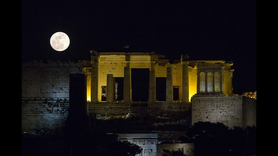 La super Luna rossa e blu vista dall'Acropoli di Atene