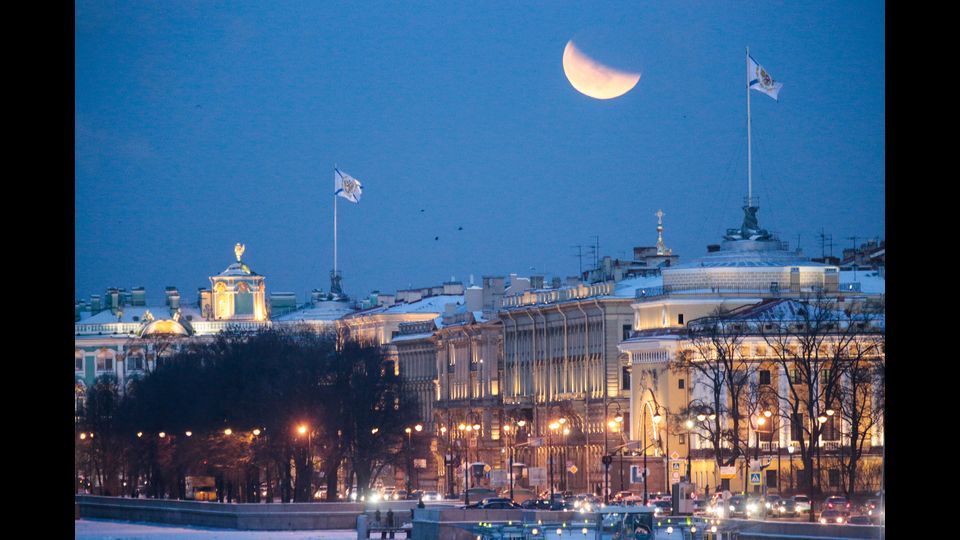 &nbsp;La Super Luna nei cieli di San Pietroburgo, in Russia