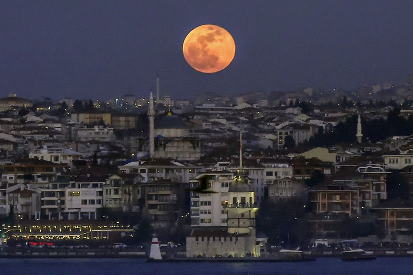 &nbsp;La super Luna nel cielo di Istanbul, in Turchia