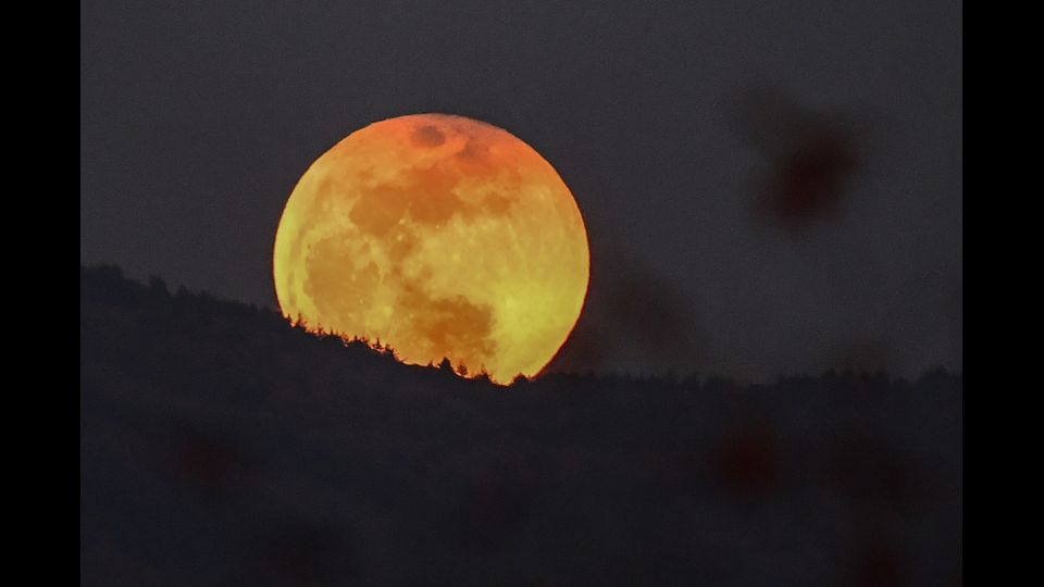 &nbsp;L'incanto della Super Luna rossa e blu