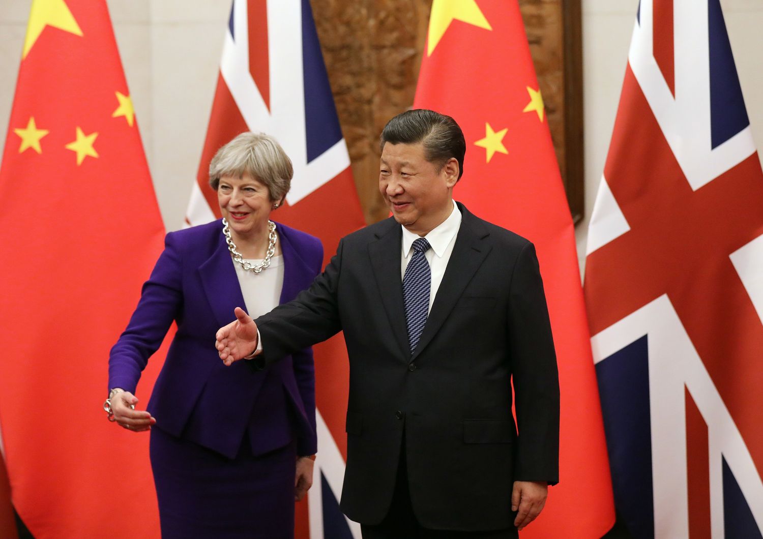 Il presidente cinese Xi Jinping  e il primo ministro britannico Theresa May &nbsp;