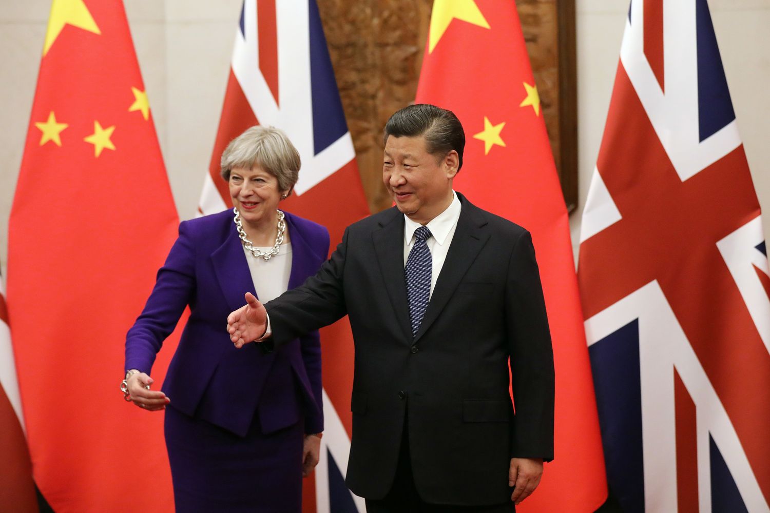 Il presidente cinese Xi Jinping  e il primo ministro britannico Theresa May &nbsp;