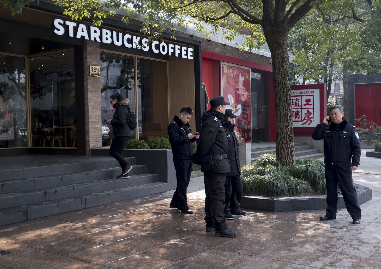 &nbsp;Lo Starbuck all'incrocio tra Nanjin Lu e Piazza del Popolo dove &egrave; avvenuto l'incidente