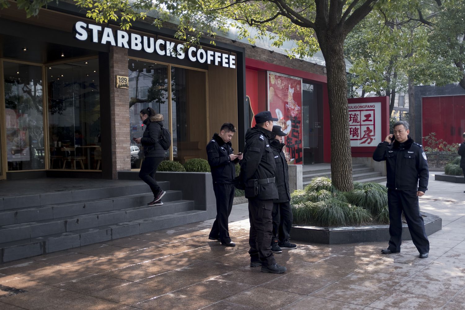 &nbsp;Lo Starbuck all'incrocio tra Nanjin Lu e Piazza del Popolo dove &egrave; avvenuto l'incidente