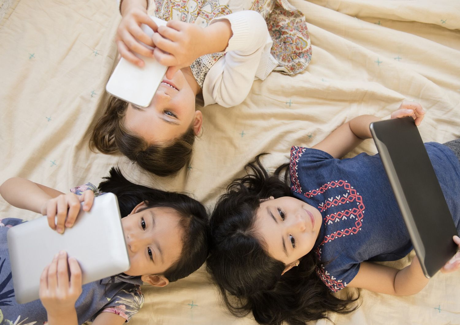 Smartphone e tablet ai bambini: le 10 regole per un utilizzo sano