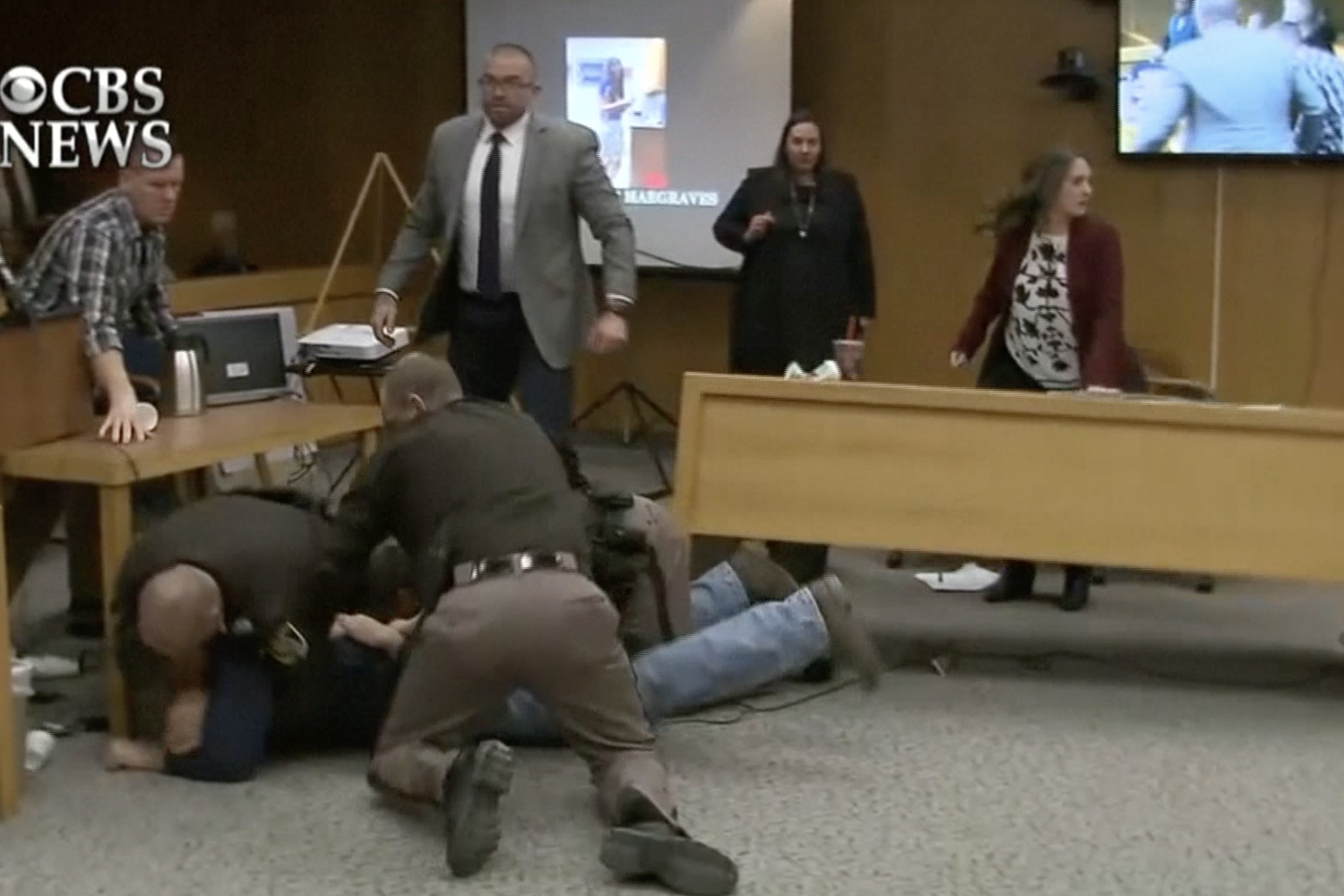 &nbsp;Il momento del tentativo di aggressione in aula. Processo Nassar