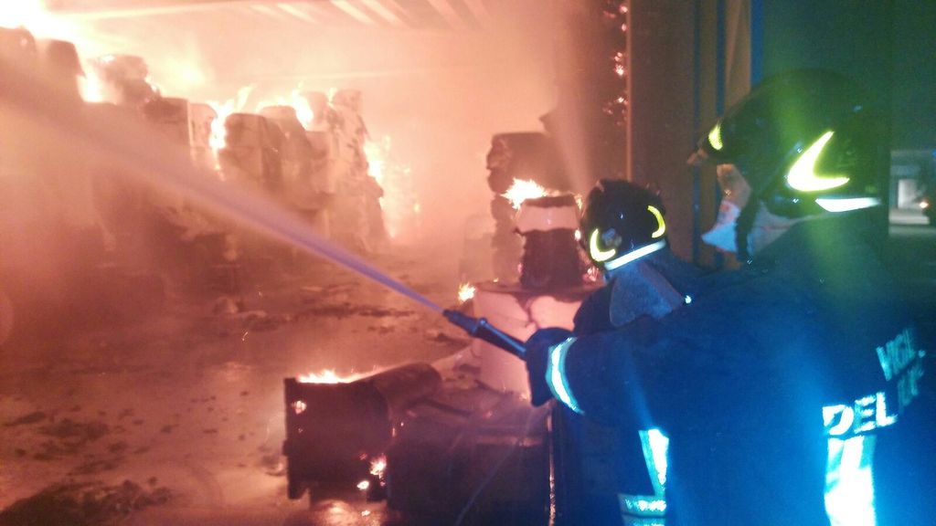 &nbsp;L'incendio nella cartiera di Pomezia