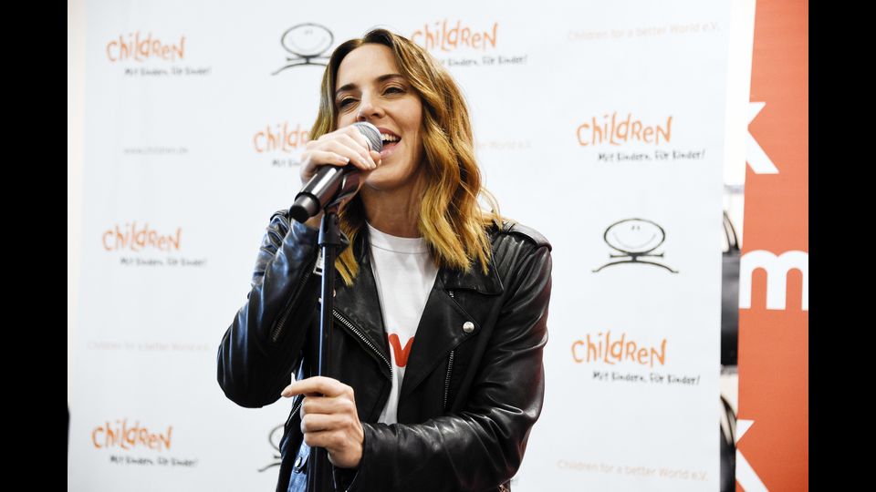 Melanie C si esibisce dal vivo sul palco durante un concerto di pranzi a favore di Children for a Better World e.V. al TK Maxx Store ad Alexanderplatz il 19 settembre 2017 a Berlino, Germania&nbsp; (Afp)