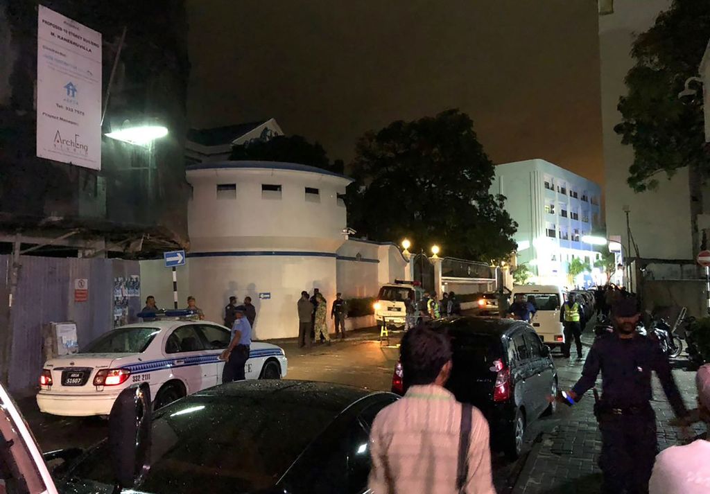 Le forze di sicurezza a guardia della Corte Suprema a Mal&eacute; dopo che il presidente delle Maldive Abdulla Yameen ha dichiarato lo stato di emergenza