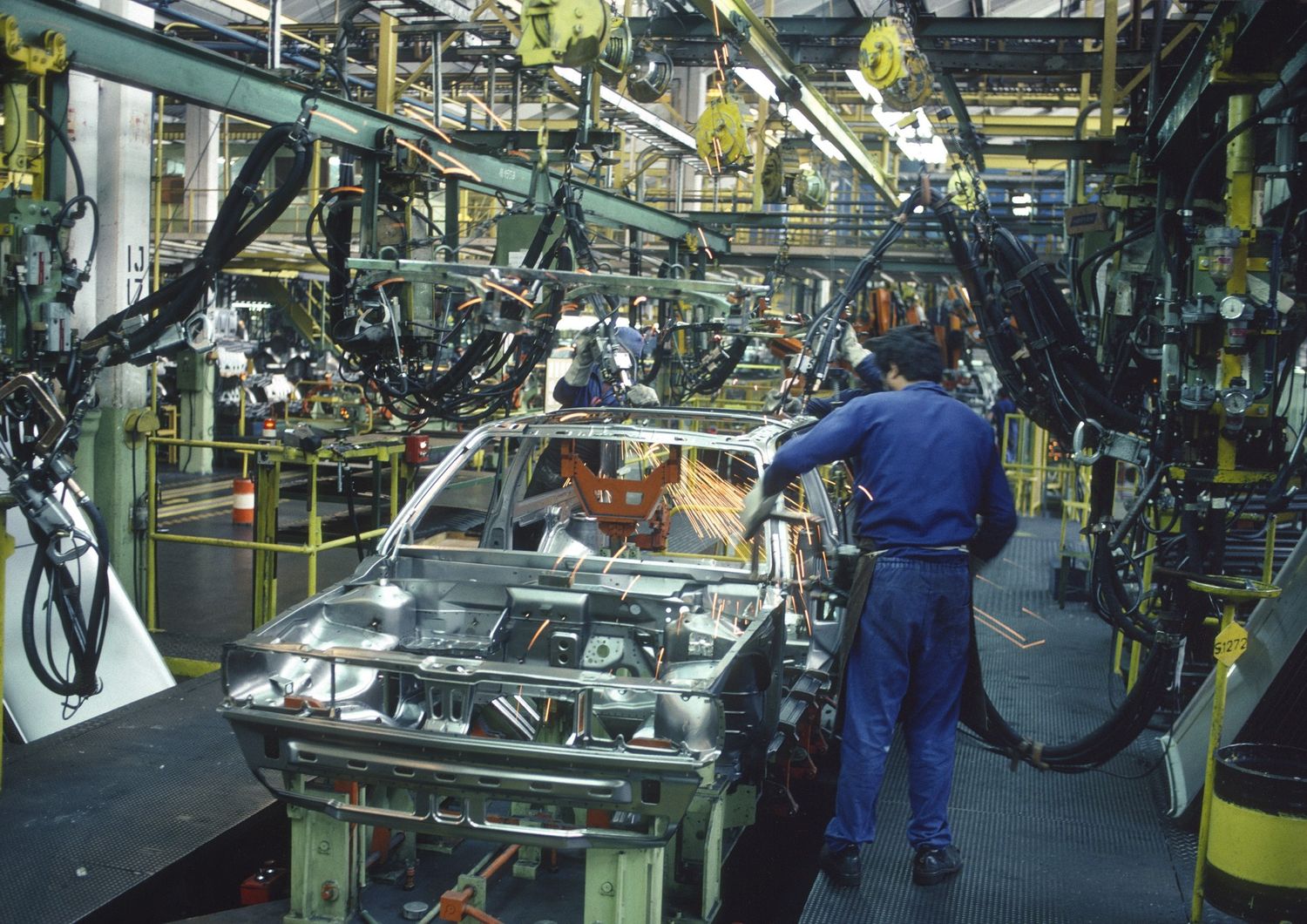 Operaio al lavoro in una fabbrica Volkswagen