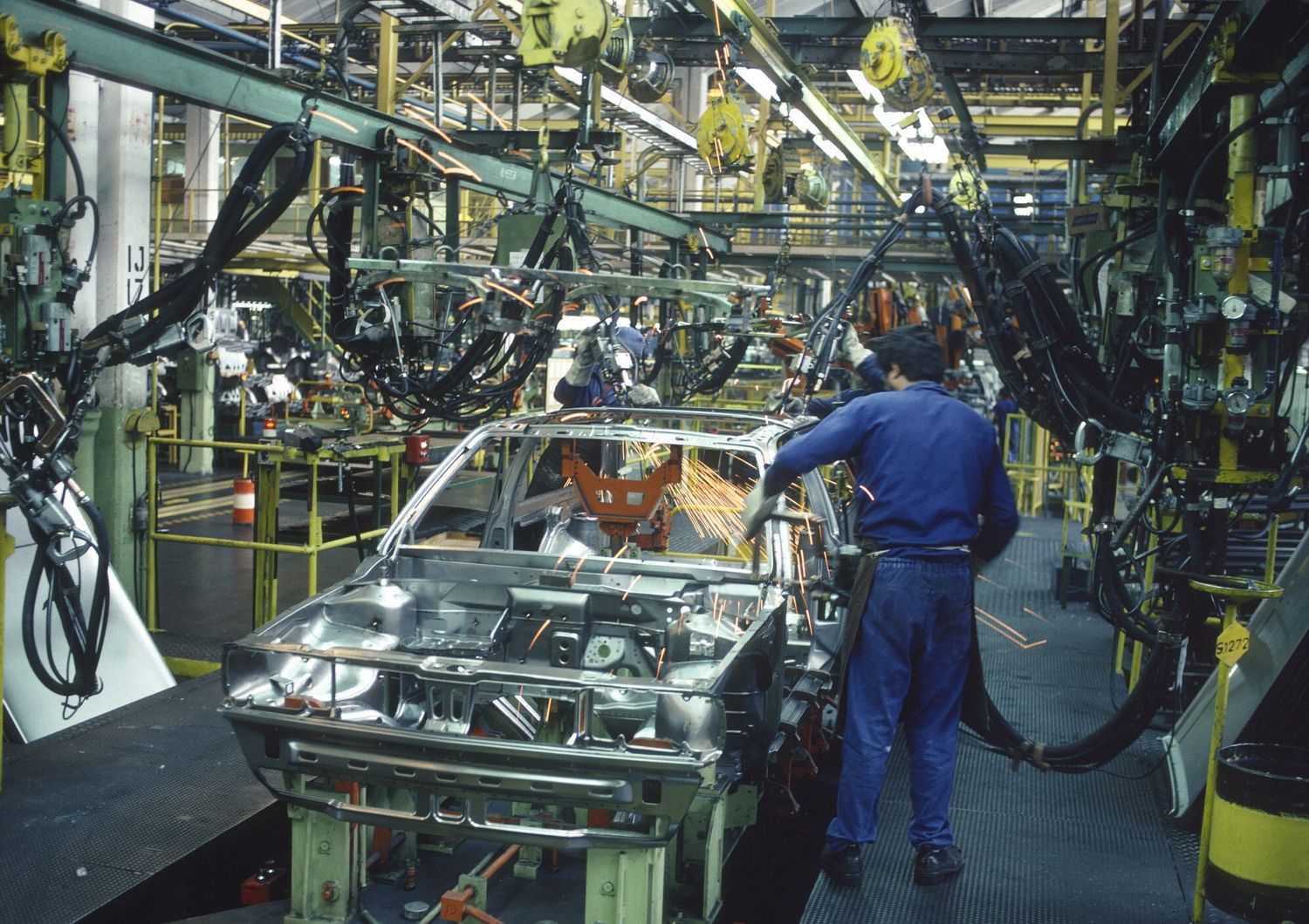 &nbsp;Operaio al lavoro in una fabbrica Volkswagen