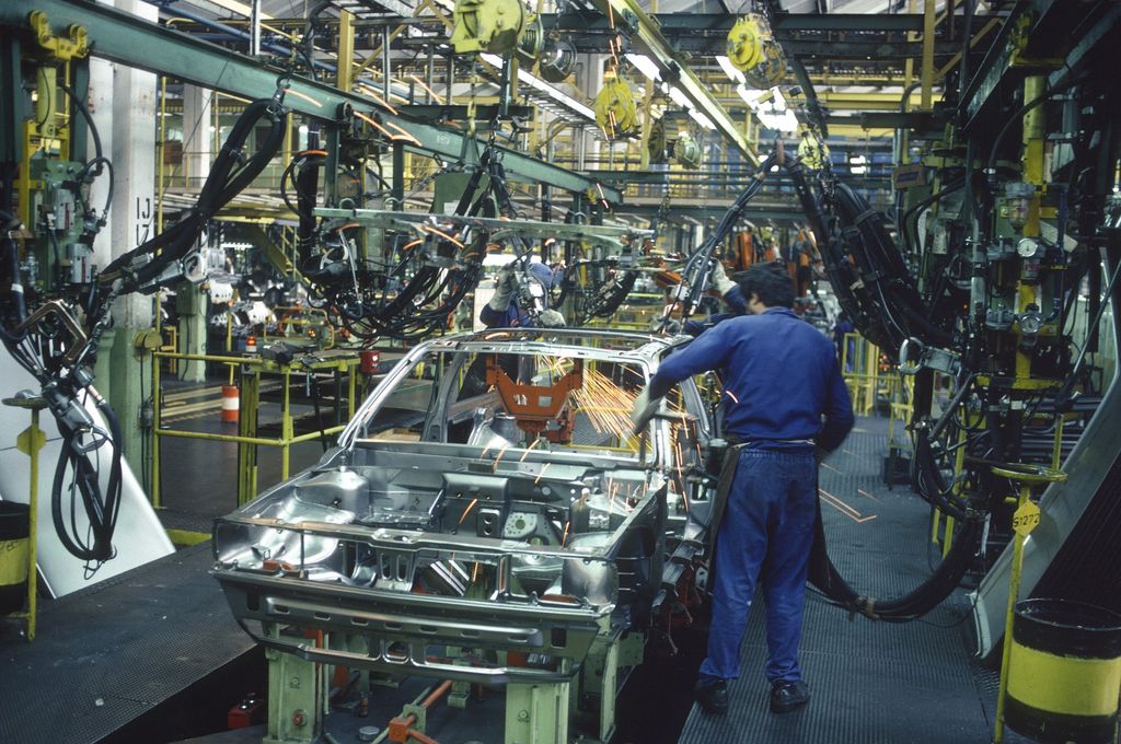 &nbsp;Operaio al lavoro in una fabbrica Volkswagen