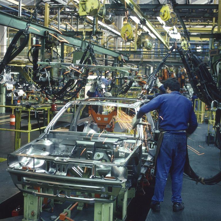 Operaio al lavoro in una fabbrica Volkswagen