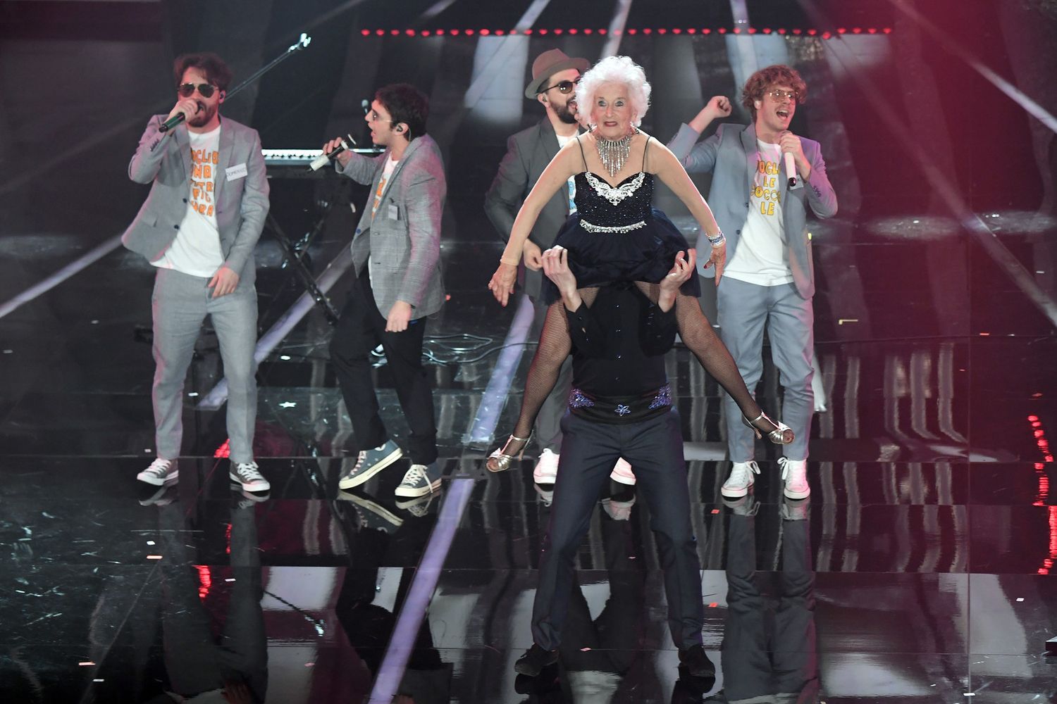 Lo Stato Sociale e Paddy Jones di 83 anni&nbsp;