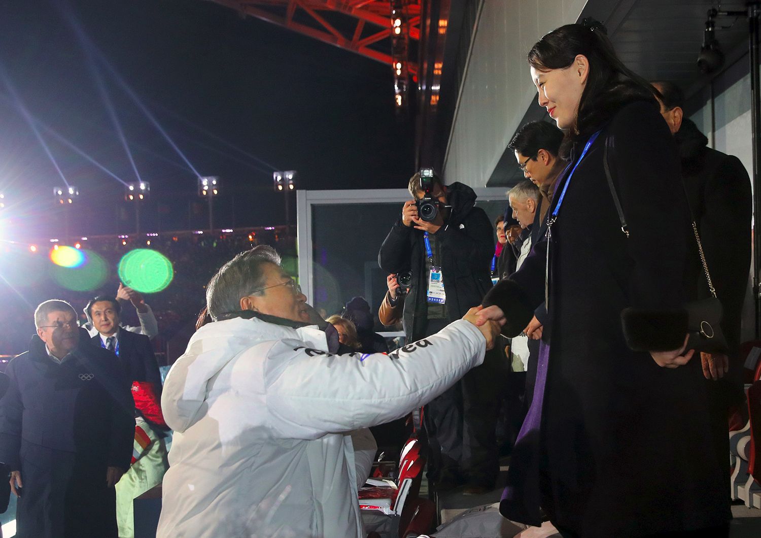 &nbsp;La sorella del leader nordcoreano Kim Jong Un, Kim Yo Jong, stringe la mano al presidente sudcoreano Moon Jae-in durante la cerimonia di apertura dei Giochi olimpici invernali Pyeongchang 2018