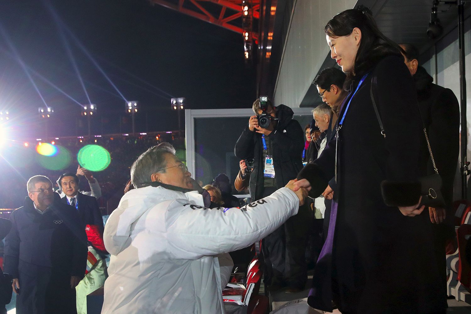&nbsp;La sorella del leader nordcoreano Kim Jong Un, Kim Yo Jong, stringe la mano al presidente sudcoreano Moon Jae-in durante la cerimonia di apertura dei Giochi olimpici invernali Pyeongchang 2018