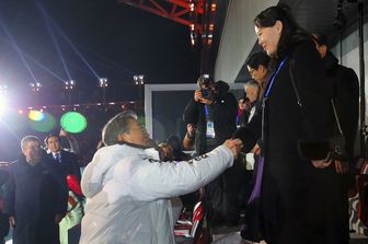 &nbsp;La sorella del leader nordcoreano Kim Jong Un, Kim Yo Jong, stringe la mano al presidente sudcoreano Moon Jae-in durante la cerimonia di apertura dei Giochi olimpici invernali Pyeongchang 2018
