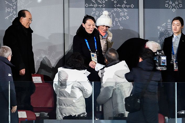 La sorella del leader nordcoreano Kim Jong Un, Kim Yo Jong, stringe la mano al presidente sudcoreano Moon Jae-in durante la cerimonia di apertura dei Giochi Olimpici Invernali
