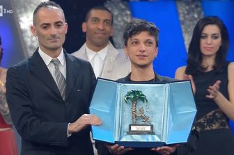 La vittoria di Ultimo e #FavinoNudo. La serata dei duetti di #Sanremo2018&nbsp;su Twitter
