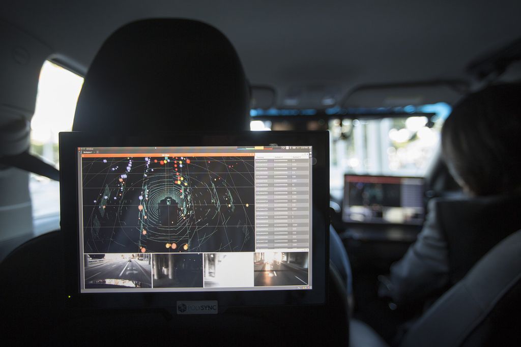 Radar e unit&agrave; GPS all'interno di un'auto equipaggiata con sistema PolySync per i veicoli senza conducente &nbsp;