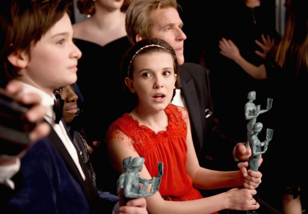 &nbsp;Millie Bobbie Brown con uno dei premi vinti per la serie 'Stranger Things'