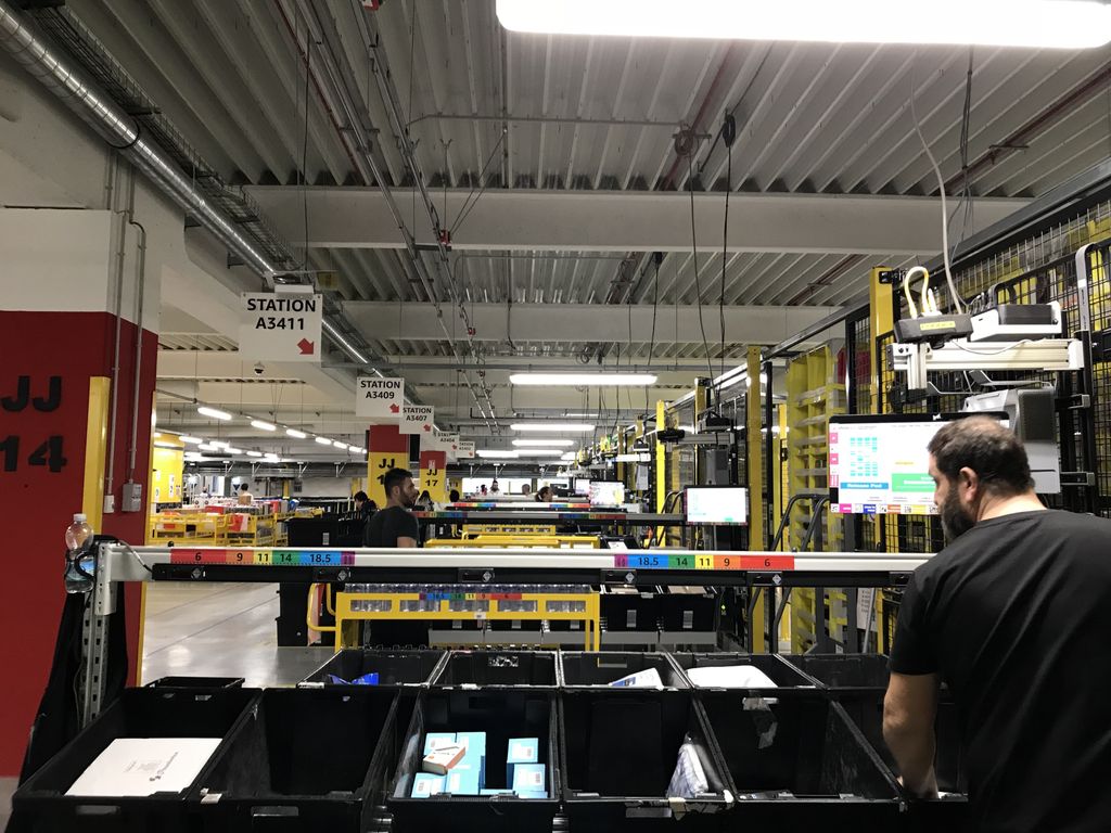 &nbsp;Amazon, Passo Corese. La linea dove i dipendenti lavorano con i robot