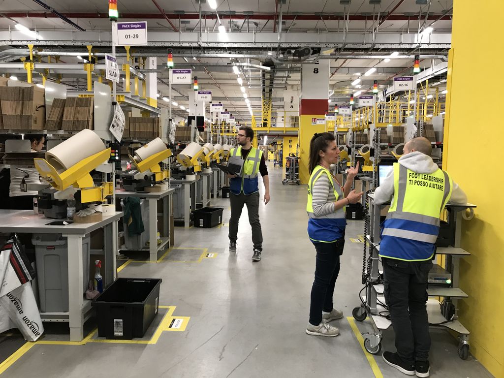 &nbsp;Amazon, Passo Corese. Dipendenti nella linea di 'outbound', ovvero l'ultimo passaggio prima della spedizione
