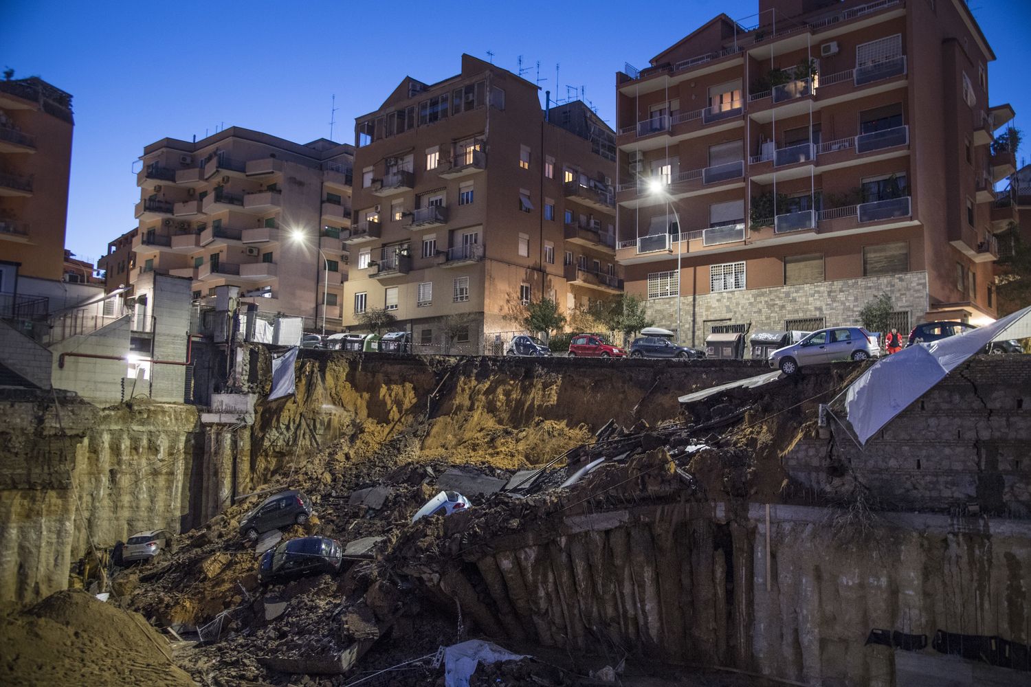 Roma, crollo del manto stradale tra via Livio Andronico e via Lattanzio in zona Balduina. Una maxi voragine si &egrave; aperta all'altezza del civico 28. Inghiottite alcune auto parcheggiate