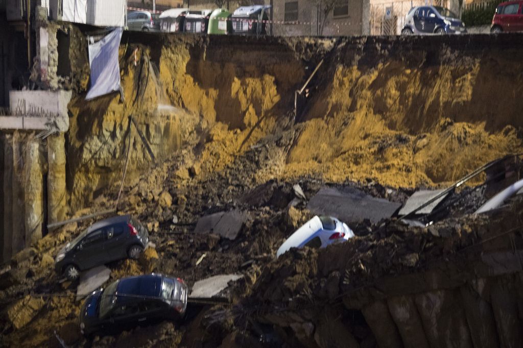 Le auto parcheggiate inghiottite dalla voragine in zona Balduina&nbsp;