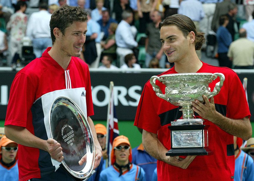 &nbsp;Roger Federer e Marat Safin con i rispettivi trofei, finale Australian Open di Melbourne, febbraio 2004